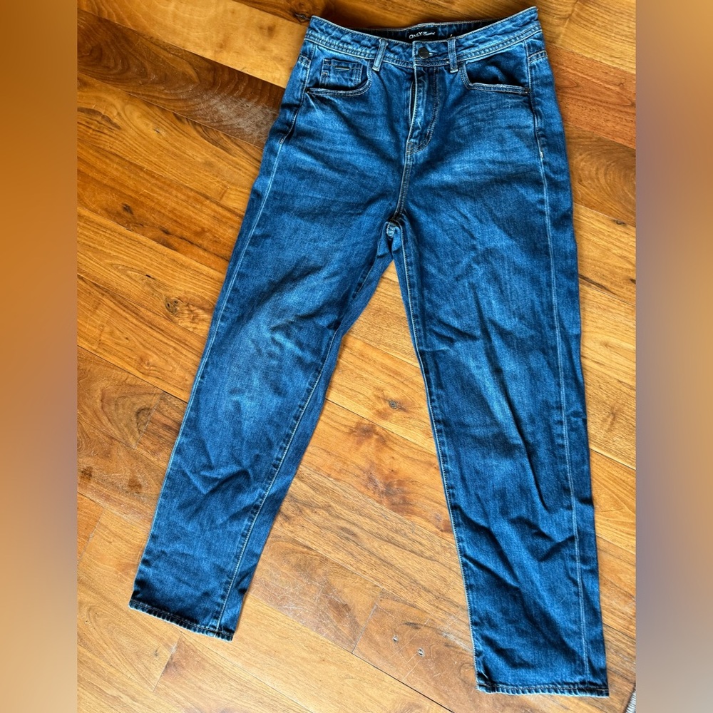 ONLY women’s size S denim jeans.